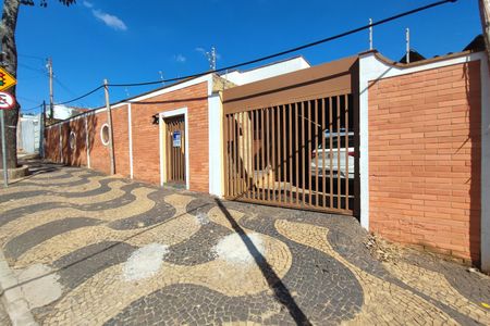 Casa à venda com 400m², 4 quartos e 3 vagas Casa à venda com 400m², 4 quartos e 3 vagasFachada