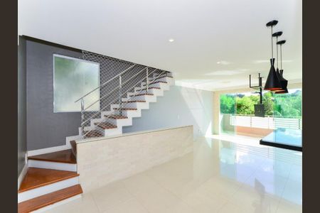 Casa de condomínio à venda com 250m², 3 quartos e 2 vagas