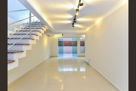 Casa de condomínio à venda com 250m², 3 quartos e 2 vagas