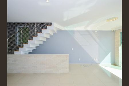 Casa de condomínio à venda com 250m², 3 quartos e 2 vagas