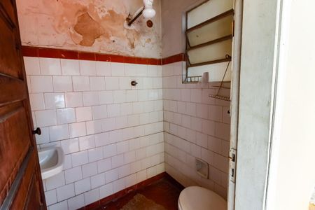 Casa à venda com 325m², 2 quartos e 8 vagas Casa à venda com 325m², 2 quartos e 8 vagasEdícula - Banheiro