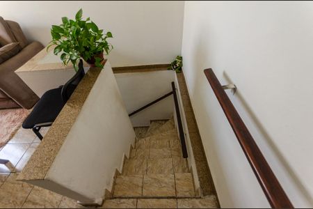 Casa à venda com 200m², 3 quartos e sem vaga Casa à venda com 200m², 3 quartos e sem vagaEscada