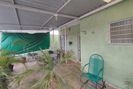Casa à venda com 250m², 2 quartos e 2 vagas Casa à venda com 250m², 2 quartos e 2 vagasQuintal - Garagem