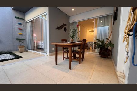 Casa de condomínio à venda com 207m², 3 quartos e 4 vagas Casa de condomínio à venda com 207m², 3 quartos e 4 vagasQuintal