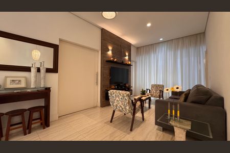 Casa de condomínio à venda com 207m², 3 quartos e 4 vagas Casa de condomínio à venda com 207m², 3 quartos e 4 vagasSala de TV
