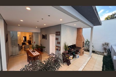 Casa de condomínio à venda com 207m², 3 quartos e 4 vagas Casa de condomínio à venda com 207m², 3 quartos e 4 vagasQuintal