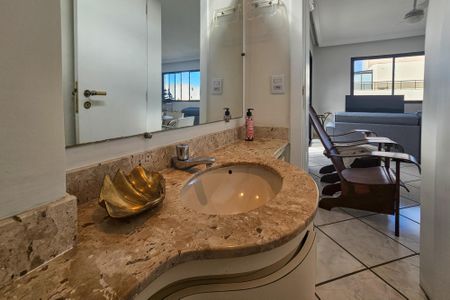 Apartamento para alugar com 400m², 4 quartos e 3 vagas Apartamento para alugar com 400m², 4 quartos e 3 vagasBanheiro da Suíte 1