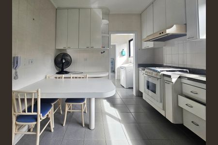 Apartamento para alugar com 400m², 4 quartos e 3 vagas Apartamento para alugar com 400m², 4 quartos e 3 vagasCozinha