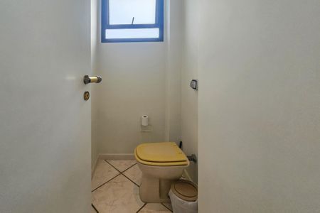 Apartamento para alugar com 400m², 4 quartos e 3 vagas Apartamento para alugar com 400m², 4 quartos e 3 vagasBanheiro da Suíte 1