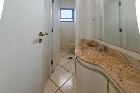 Apartamento para alugar com 400m², 4 quartos e 3 vagas Apartamento para alugar com 400m², 4 quartos e 3 vagasBanheiro da Suíte 1