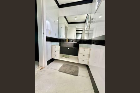 Casa à venda com 457m², 5 quartos e 10 vagasQuarto 4 - Banheiro Suíte