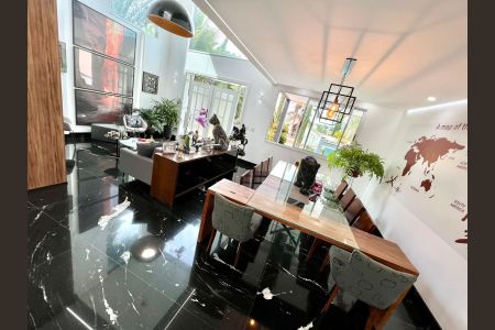 Casa à venda com 457m², 5 quartos e 10 vagasSala