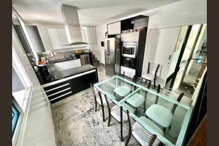 Casa à venda com 457m², 5 quartos e 10 vagasCozinha principal