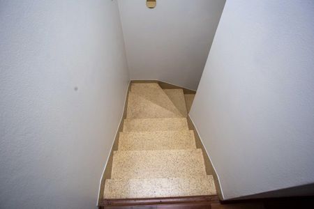 Casa à venda com 135m², 2 quartos e 2 vagasEscada