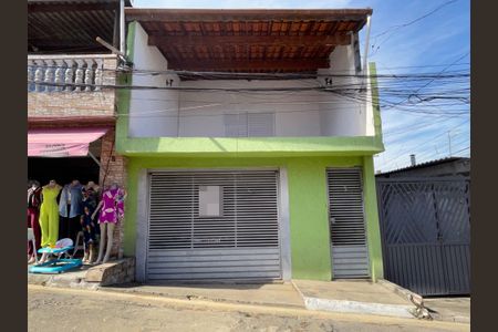 Casa à venda com 150m², 3 quartos e 2 vagas Casa à venda com 150m², 3 quartos e 2 vagasFachada