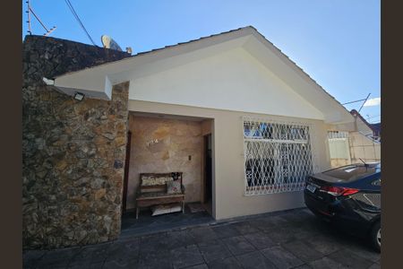 Casa à venda com 200m², 3 quartos e 2 vagas Casa à venda com 200m², 3 quartos e 2 vagasFachada