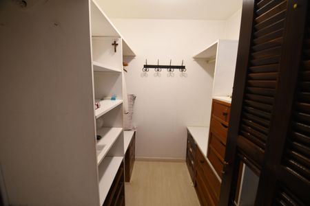 Casa à venda com 340m², 4 quartos e 2 vagasQuarto Suíte 3 - Closet