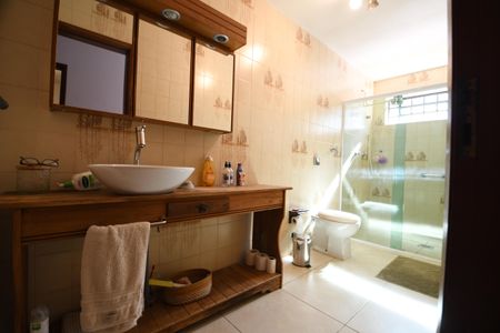 Casa à venda com 340m², 4 quartos e 2 vagasBanheiro 1