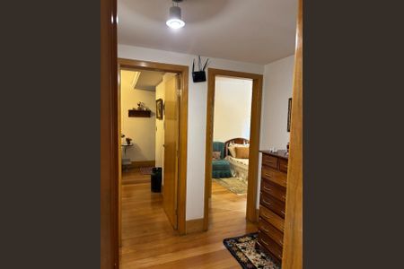 Apartamento à venda com 182m², 4 quartos e 4 vagas Apartamento à venda com 182m², 4 quartos e 4 vagasCorredor íntimo