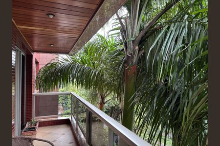 Apartamento à venda com 182m², 4 quartos e 4 vagas Apartamento à venda com 182m², 4 quartos e 4 vagasVaranda