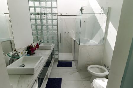 Casa para alugar com 800m², 7 quartos e 4 vagas Casa para alugar com 800m², 7 quartos e 4 vagasBanheiro da Suíte 1