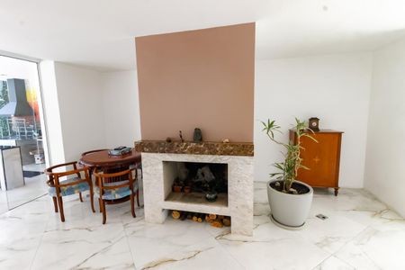 Casa para alugar com 800m², 7 quartos e 4 vagas Casa para alugar com 800m², 7 quartos e 4 vagasDetalhe - Sala 1 (lareira)