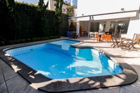 Casa para alugar com 800m², 7 quartos e 4 vagas Casa para alugar com 800m², 7 quartos e 4 vagasÁrea - Piscina