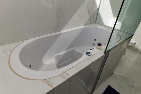 Casa para alugar com 800m², 7 quartos e 4 vagas Casa para alugar com 800m², 7 quartos e 4 vagasBanheiro da Suíte 1 - banheira