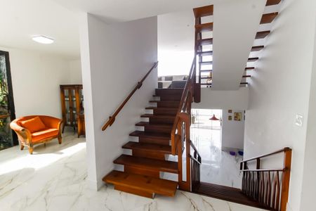 Casa para alugar com 800m², 7 quartos e 4 vagas Casa para alugar com 800m², 7 quartos e 4 vagasEscada acesso