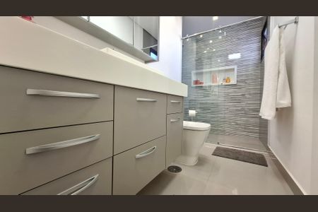 Apartamento à venda com 140m², 3 quartos e 3 vagas Apartamento à venda com 140m², 3 quartos e 3 vagasBanheiro da Suíte 1