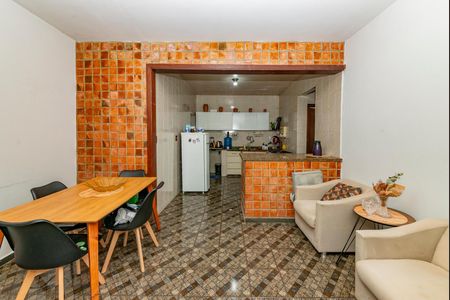 Casa à venda com 350m², 2 quartos e 5 vagas Casa à venda com 350m², 2 quartos e 5 vagasSala