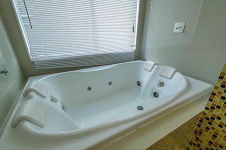 Casa de condomínio à venda com 444m², 5 quartos e 7 vagasBanheiro da Suíte 2