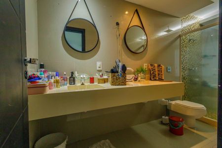 Casa de condomínio à venda com 444m², 5 quartos e 7 vagasBanheiro da Suíte 2