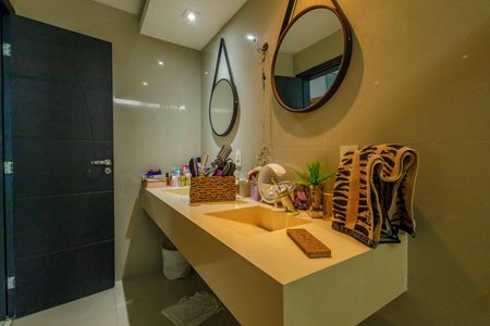 Casa de condomínio à venda com 444m², 5 quartos e 7 vagasBanheiro da Suíte 2