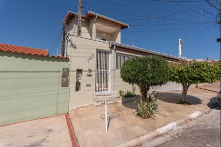 Casa à venda com 210m², 3 quartos e 3 vagas Casa à venda com 210m², 3 quartos e 3 vagasFachada