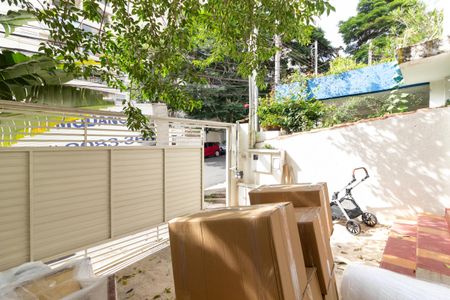 Casa à venda com 200m², 3 quartos e 2 vagas Casa à venda com 200m², 3 quartos e 2 vagasQuintal