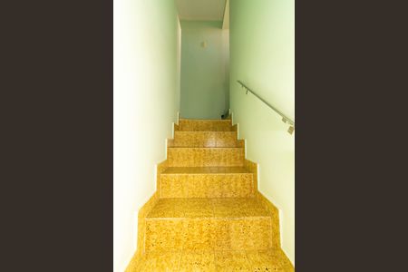 Casa para alugar com 150m², 4 quartos e 2 vagas Casa para alugar com 150m², 4 quartos e 2 vagasEscada