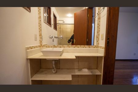 Casa para alugar com 280m², 4 quartos e 3 vagas Casa para alugar com 280m², 4 quartos e 3 vagasBanheiro da Suíte 1