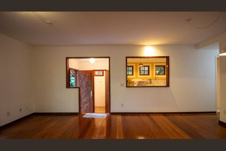 Casa para alugar com 280m², 4 quartos e 3 vagas Casa para alugar com 280m², 4 quartos e 3 vagasSala