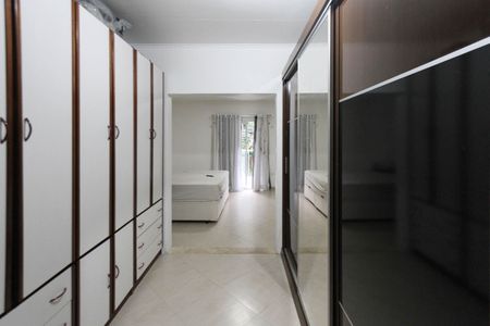 Casa à venda com 360m², 3 quartos e 2 vagas Casa à venda com 360m², 3 quartos e 2 vagasSuíte Closet