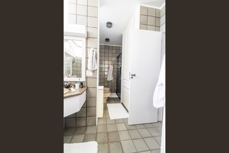 Casa de condomínio à venda com 485m², 3 quartos e 6 vagas Casa de condomínio à venda com 485m², 3 quartos e 6 vagasBanheiro da Suíte 2