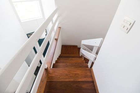 Casa de condomínio à venda com 485m², 3 quartos e 6 vagas Casa de condomínio à venda com 485m², 3 quartos e 6 vagasEscada