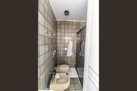 Casa de condomínio à venda com 485m², 3 quartos e 6 vagas Casa de condomínio à venda com 485m², 3 quartos e 6 vagasBanheiro da Suíte 2