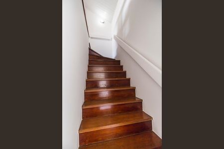 Casa de condomínio à venda com 485m², 3 quartos e 6 vagas Casa de condomínio à venda com 485m², 3 quartos e 6 vagasEscada