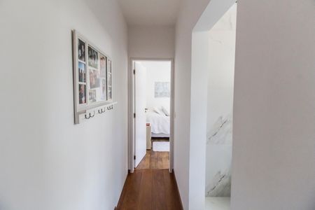 Casa de condomínio à venda com 485m², 3 quartos e 6 vagas Casa de condomínio à venda com 485m², 3 quartos e 6 vagasCorredor