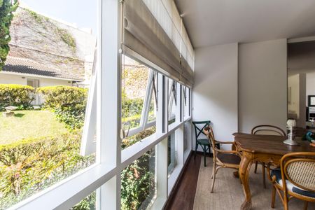 Casa de condomínio à venda com 485m², 3 quartos e 6 vagas Casa de condomínio à venda com 485m², 3 quartos e 6 vagasSala