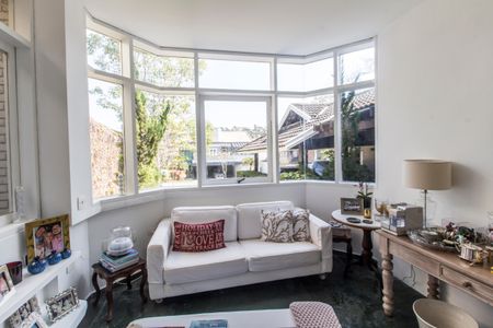 Casa de condomínio à venda com 485m², 3 quartos e 6 vagas Casa de condomínio à venda com 485m², 3 quartos e 6 vagasSala