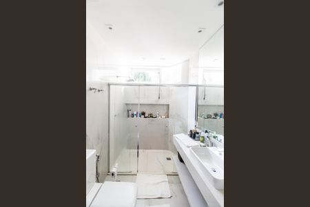 Casa de condomínio à venda com 485m², 3 quartos e 6 vagas Casa de condomínio à venda com 485m², 3 quartos e 6 vagasBanheiro da Suíte