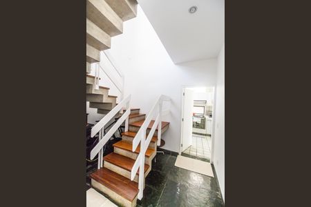 Casa de condomínio à venda com 485m², 3 quartos e 6 vagas Casa de condomínio à venda com 485m², 3 quartos e 6 vagasEscada