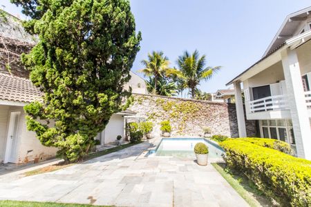 Casa de condomínio à venda com 485m², 3 quartos e 6 vagas Casa de condomínio à venda com 485m², 3 quartos e 6 vagasPiscina